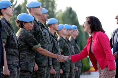 La ministra Margarita Robles saluda a una soldado, durante su visita al Líbano.