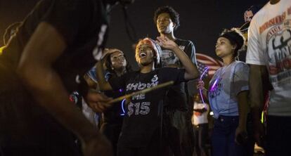 Manifestants de Ferguson reclamen justícia per l'assassinat a trets del jove negre Michael Brown.