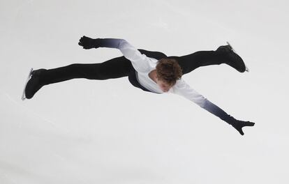 El patinador ruso Ilya Yablokov durante su ejercicio en el programa corto del Gran Premio de Patinaje sobre hielo de la Copa Rostelecom 2020 en Moscú (Rusia).