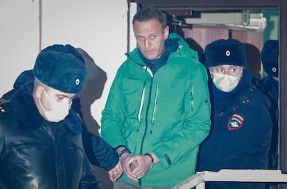 Alexéi Navalni salía esposado de una comisaría en las afueras de Moscú, el 18 de enero de 2021. 
