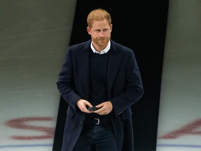 El príncipe Enrique, en un partido de hockey sobre hielo en Vancouver, el 20 de noviembre de 2023.