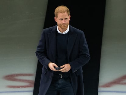 El príncipe Enrique, en un partido de hockey sobre hielo en Vancouver, el 20 de noviembre de 2023.
