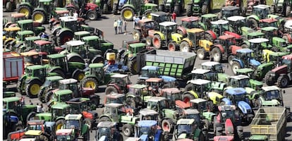 Centenares de tractores durante la conentración y posterior marcha por la ciudad, de ganaderos convocados por los principales sinicatos agrarios para protestar por la situación que vive el sector por los bajos precios de la leche, esta mañana en Santiago de Compostela.