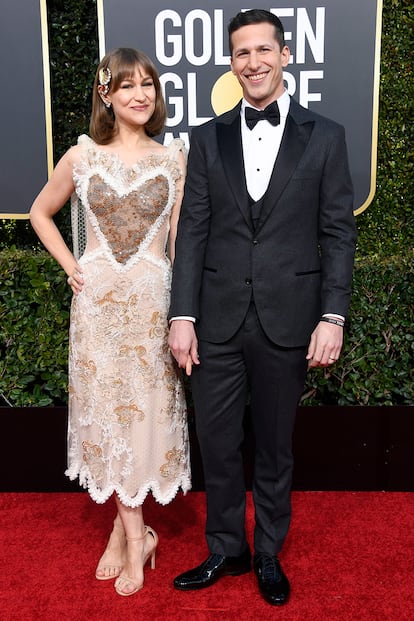 La cantante Joanna Newsom, pareja del presentador de la gala Andy Samberg, posó con un especial vestido con forma de corazón firmado por Rodarte.