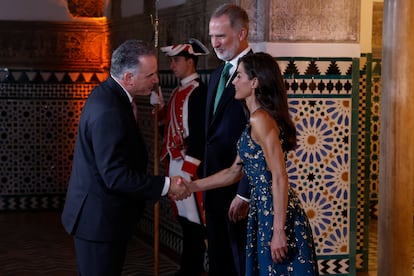 El presidente de Uruguay, Yamandú Orsi, saluda al rey Felipe VI y la reina Letizia en la gala a los líderes mundiales.