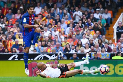 Luis Suárez del FC Barcelona marca el gol empate.