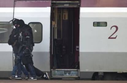 Agentes antiterroristas detienen a un sospechoso en la estaci&oacute;n de tren de Rotterdam, en 2015.