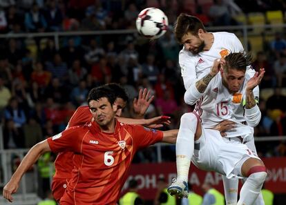 Gerard Piqué remata de cabeza junto a su compañero Sergio Ramos.