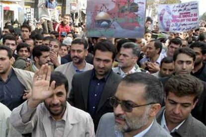 El presidente de Irán saluda a los asistentes a la marcha en Teherán contra el Estado de Israel.