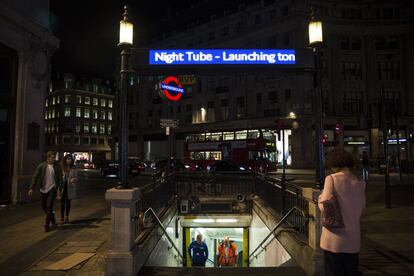 La primera hora de la madrugada en la estación de Oxford Circus, céntrica zona de tiendas y restaurantes, parecía hora punta aunque con pasajeros más risueños -alguno incluso sujetando una cerveza-, en vez de ir con prisa y con cafés entre las manos. En la imagen, entrada de la estación de metro de Oxford Circus.