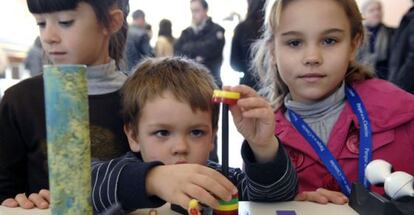 Unos niños experimentan con las instalaciones del Parque de las Ciencias de Granada.