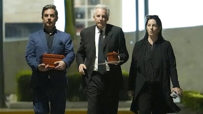 De izquierda a derecha, Gonzalo, Álvaro y Morgana, hijos de Mario Vargas Llosa, caminan portando dos urnas con los restos de su padre afuera del Centro Funerario y Crematorio del Ejército de Chorrillos en Lima (Perú).