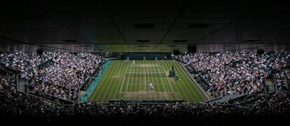 Vista panorámica de la pista donde se disputa el partido de semifinales de Wimbledon que enfrenta al croata Marin Cilic y al estadounidense Sam Querrey.