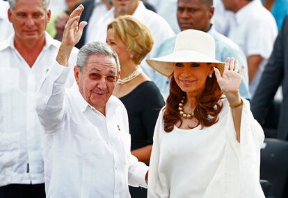 En la plaza se encuentran también el presidente de Cuba, Raúl Castro junto a la presidenta de Argentina, Cristina Fernández, vestida totalmente de blanco y tocada con una gran pamela.