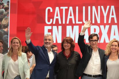 El candidato del PSC, Jaume Collboni, la número tres de la lista, Laia Bonet y el líder del partido, Salvador Illa, en el centro de la imagen, el lunes, durante la noche electoral del pasado domingo.