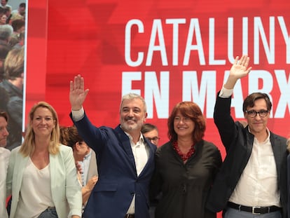 El candidato del PSC, Jaume Collboni, la número tres de la lista, Laia Bonet y el líder del partido, Salvador Illa, en el centro de la imagen, el lunes, durante la noche electoral del pasado domingo.
