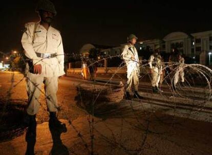 Soldados paquistaníes montan guardia tras las alambradas junto al Tribunal Supremo en Islamabad.