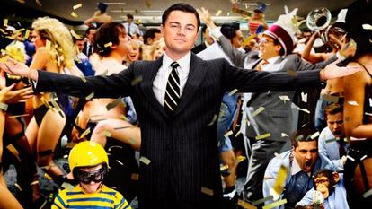 Leonardo Di Caprio en 'El lobo de Wall Street' poniendo en práctica la máxima de que ocupar más espacio proyecta una imagen de poder