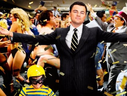 Leonardo Di Caprio en &#039;El lobo de Wall Street&#039; poniendo en pr&aacute;ctica la m&aacute;xima de que ocupar m&aacute;s espacio proyecta una imagen de poder