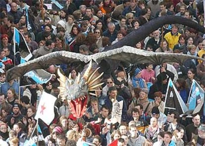 Miles de manifestantes, convocados por Nunca Máis, recordaron ayer en Santiago el desastre del <i>Prestige.</i>