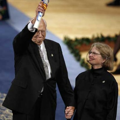 William Gates, padre de Bill Gates, y su mujer Mimi, tras recibir el Premio Príncipe de Asturias de Cooperación Internacional 2006 concedido a la Fundación Bill y Melinda Gates.