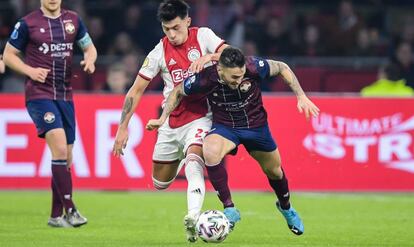 Lisandro Martínez en un partido de Eredivisie contra el Willem II.