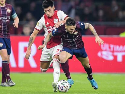 Lisandro Martínez en un partido de Eredivisie contra el Willem II.