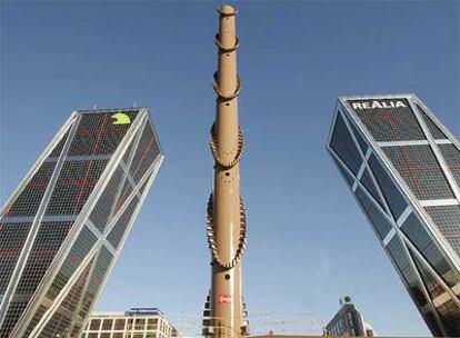 Instalados los tres primeros tramos de los siete que constituyen el fuste del monumento.