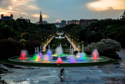 Las fuentes del Parque José Antonio Labordeta de Zaragoza se iluminan desde este viernes, junto a otras de la ciudad, con los colores del arcoiris con motivo del 28J, Día del Orgullo LGTBQ+.