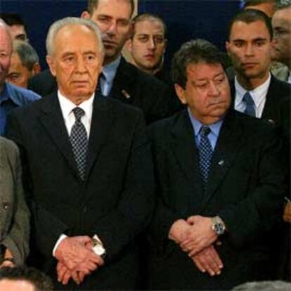Peres y Ben Eliézer escuchan al candidato laborista, Mitzna, reconocer su derrota.