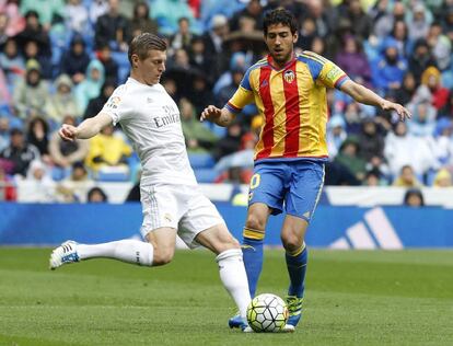 Kroos chuta ante Dani Parejo.