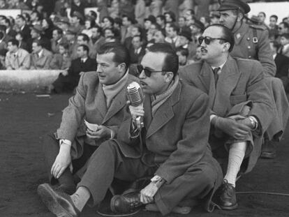 Matías Prats retransmite un partido de fútbol entre el Real Madrid y el Atlético en 1950.