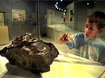 Un niño observa, ayer, uno de los meteoritos expuestos en Castellón.
