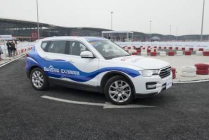 El coche sin conductor de Baidu durante la prueba realizada por el circuito en Shanghái.