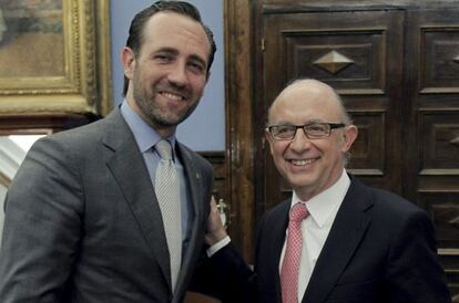 El presidente del Gobierno balear, Jos&eacute; Ram&oacute;n Bauz&aacute;, con el ministro de Hacienda, Crist&oacute;bal Montoro.