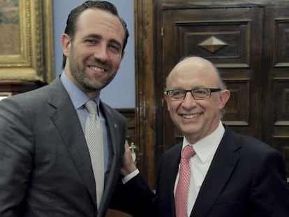 El presidente del Gobierno balear, Jos&eacute; Ram&oacute;n Bauz&aacute;, con el ministro de Hacienda, Crist&oacute;bal Montoro.