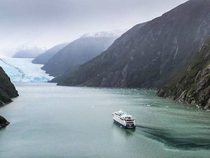 El 'Ventus Australis' navega por el seno Agostini, con el glaciar Garibaldi al fondo.