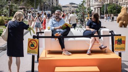'Performance' organizada por Compromís per València en la plaza del Ayuntamiento para denunciar la turistificación de la ciudad.