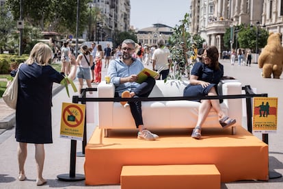 'Performance' organizada por Compromís per València en la plaza del Ayuntamiento para denunciar la turistificación de la ciudad.