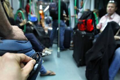 Simulación del hurto de una cartera en la línea 8 del Metro de Madrid.
