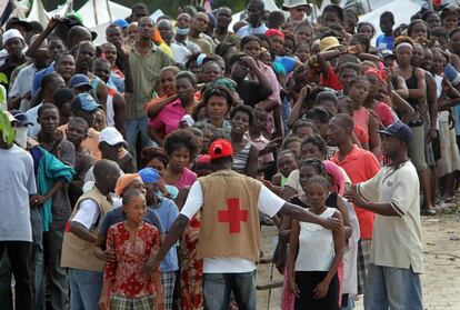 Integrantes da Cruz Vermelha holandesa tentam estabelecer a ordem entre os refugiados que vivem no acampamento de Nan Charles (19/01/2010).