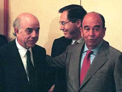 Francisco González (izquierda) y Emilio Botín, durante un encuentro celebrado en octubre de 1999.