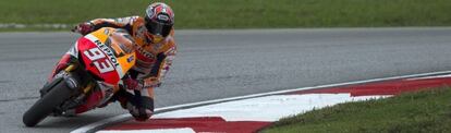 Marc Márquez traza una curva en el circuito de Sepang.