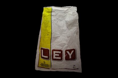 Una bolsa de plástico del supermercado LEY, que cerró sus puertas en 2011.