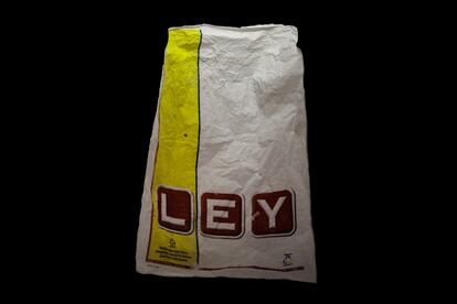Una bolsa de plástico del supermercado LEY, que cerró sus puertas en 2011.