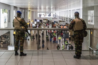 Dos militares vigilan el aeropuerto de Bruselas en una imagen de 2019.