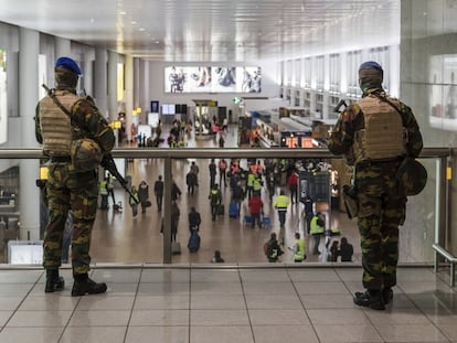Dos militares vigilan el aeropuerto de Bruselas en una imagen de 2019.