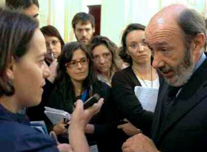 El ministro del Interior, Alfredo Pérez Rubalcaba, en declaraciones a periodistas en el Congreso.