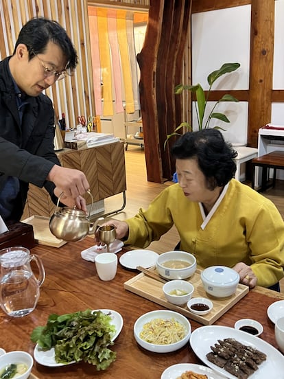 Soondo Ki en la mesa de su casa del Condado de Damyang, en Corea.