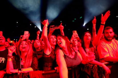 Primera fila de público en el concierto de Estopa en el Wizink Center. en Madrid.